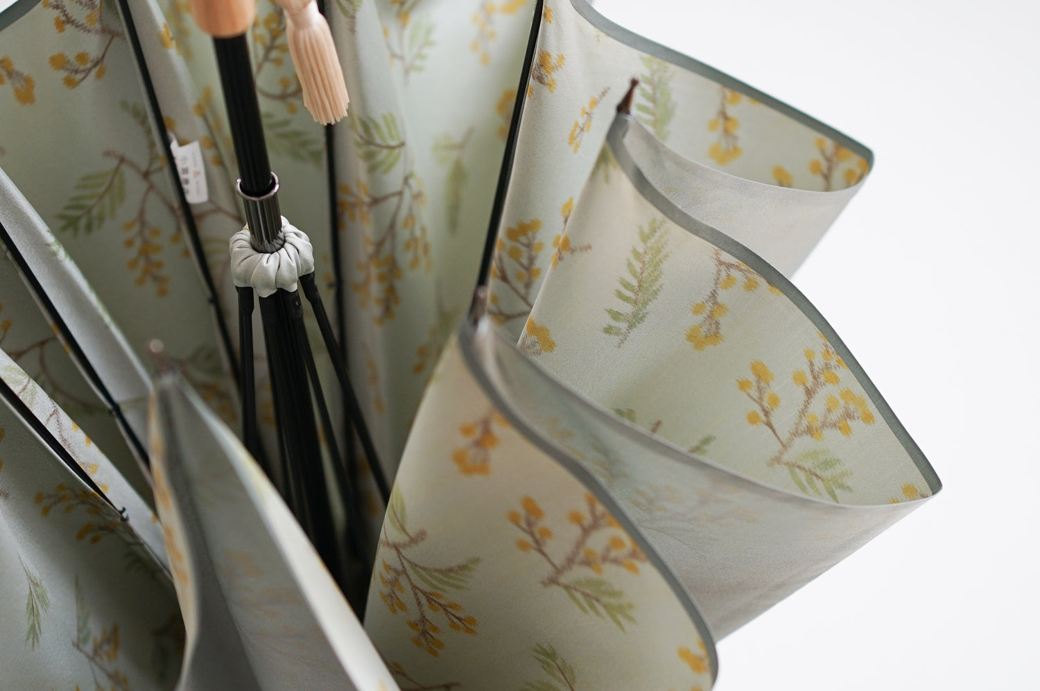 長傘 レディース 雨傘 捺染した仮糸と無地の糸を合わせて 二重に織り上げる「裏ほぐし織」