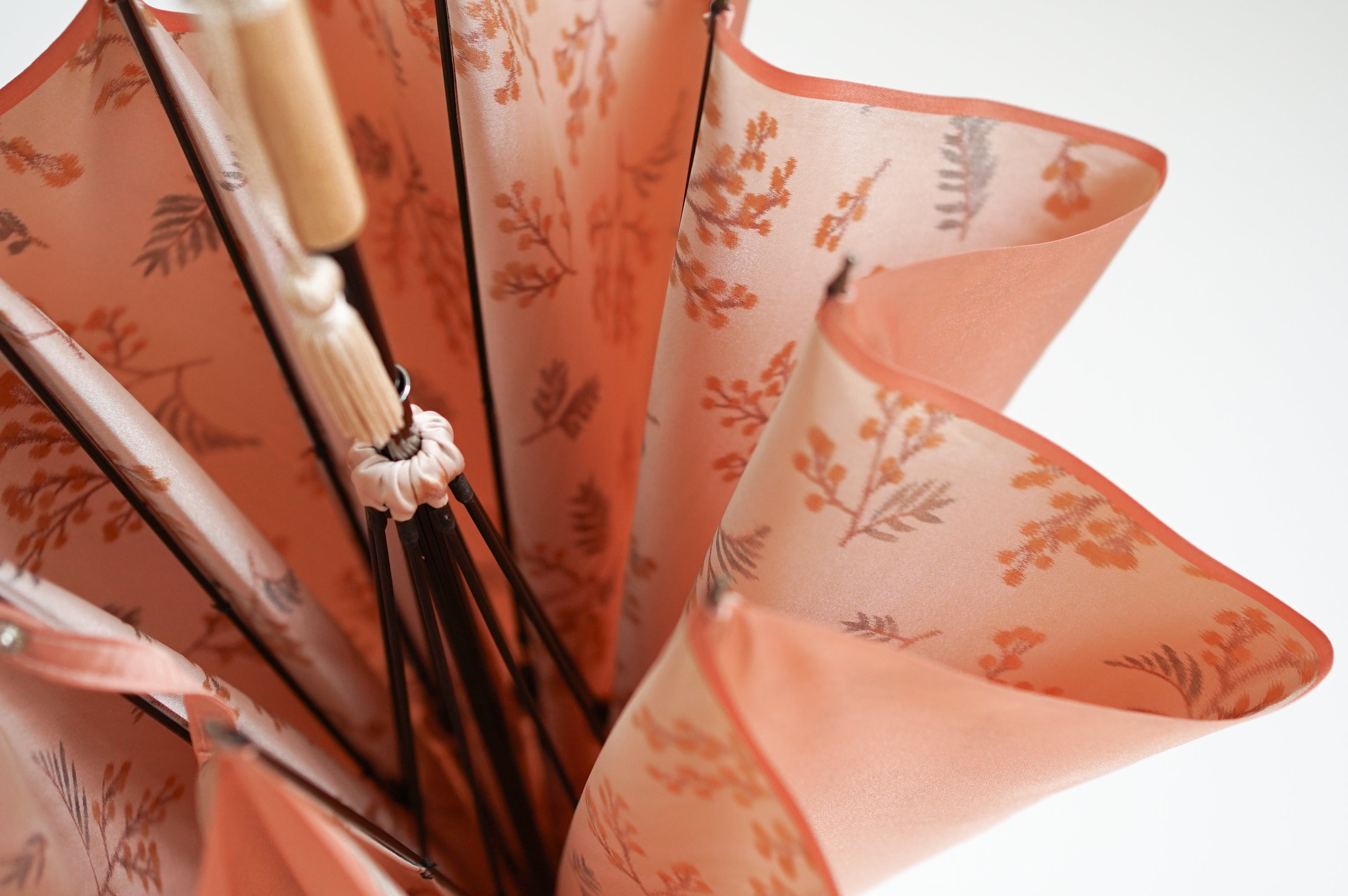 長傘 レディース 雨傘 捺染した仮糸と無地の糸を合わせて 二重に織り上げる「裏ほぐし織」