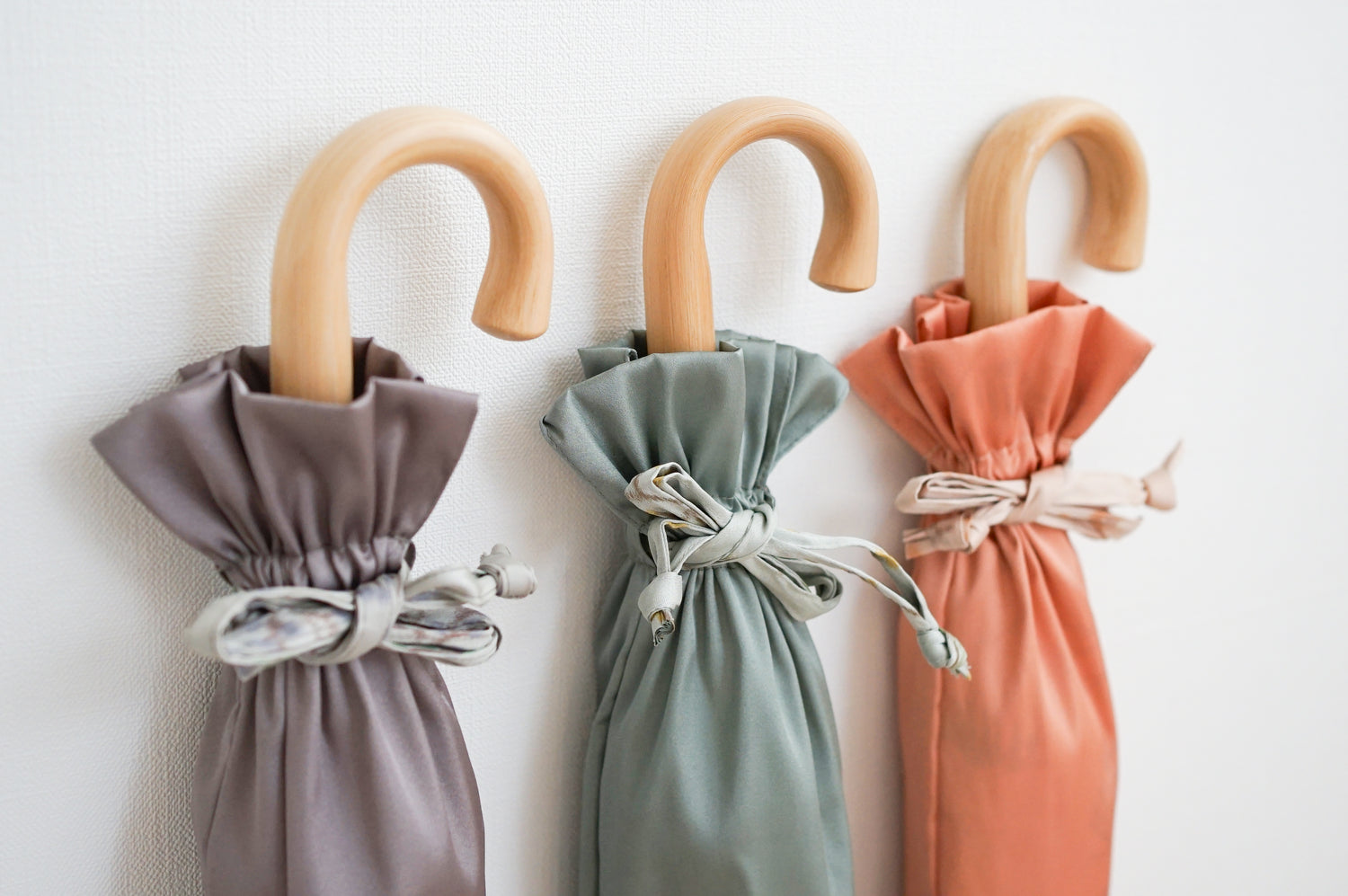 折りたたみ傘 レディース 雨傘 捺染した仮糸と無地の糸を合わせて 二重に織り上げる「裏ほぐし織」