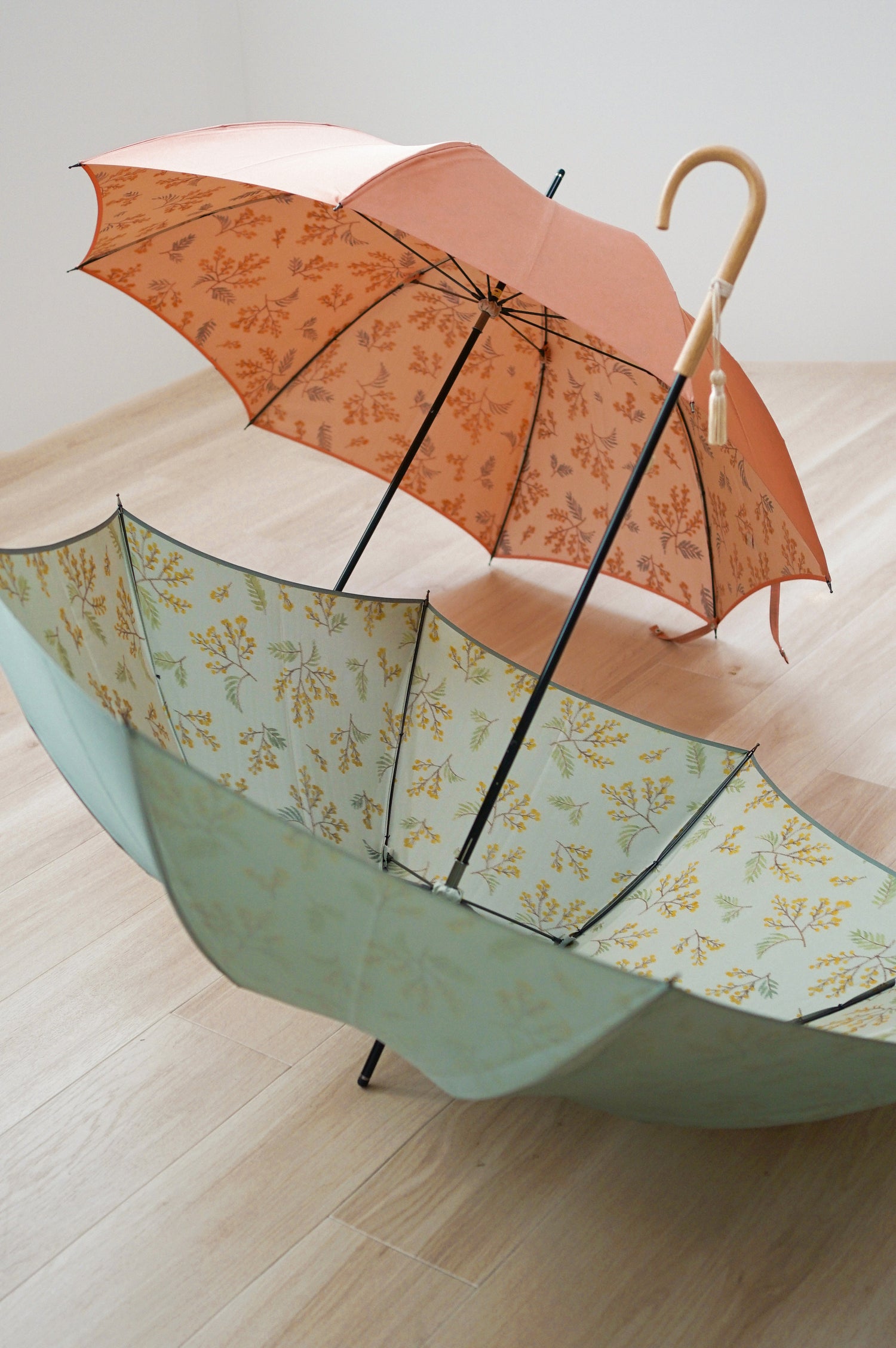 長傘 レディース 雨傘 捺染した仮糸と無地の糸を合わせて 二重に織り上げる「裏ほぐし織」