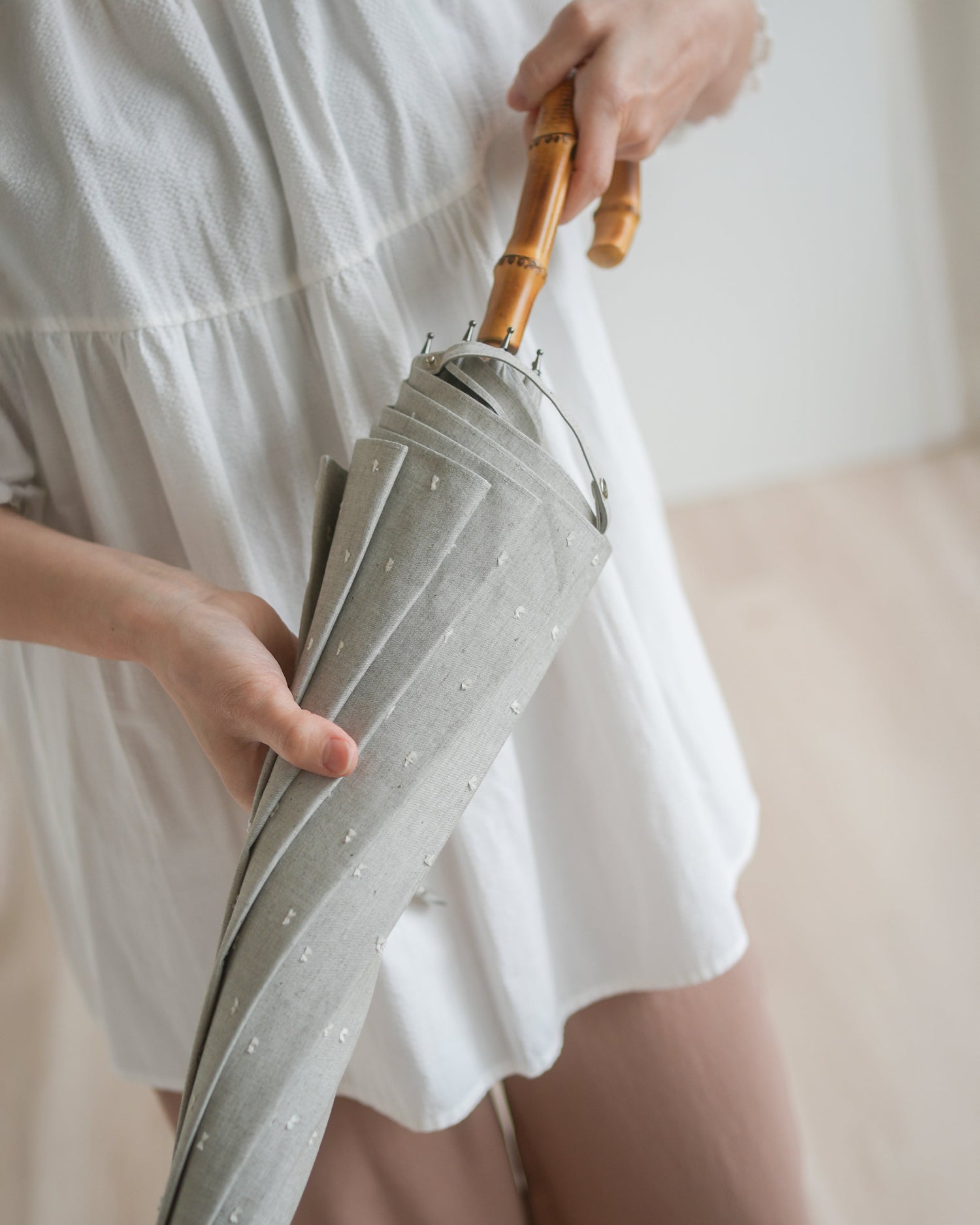 長傘 レディース 日傘・晴雨兼用傘　日傘らしい、ナチュラルな木棒の長傘