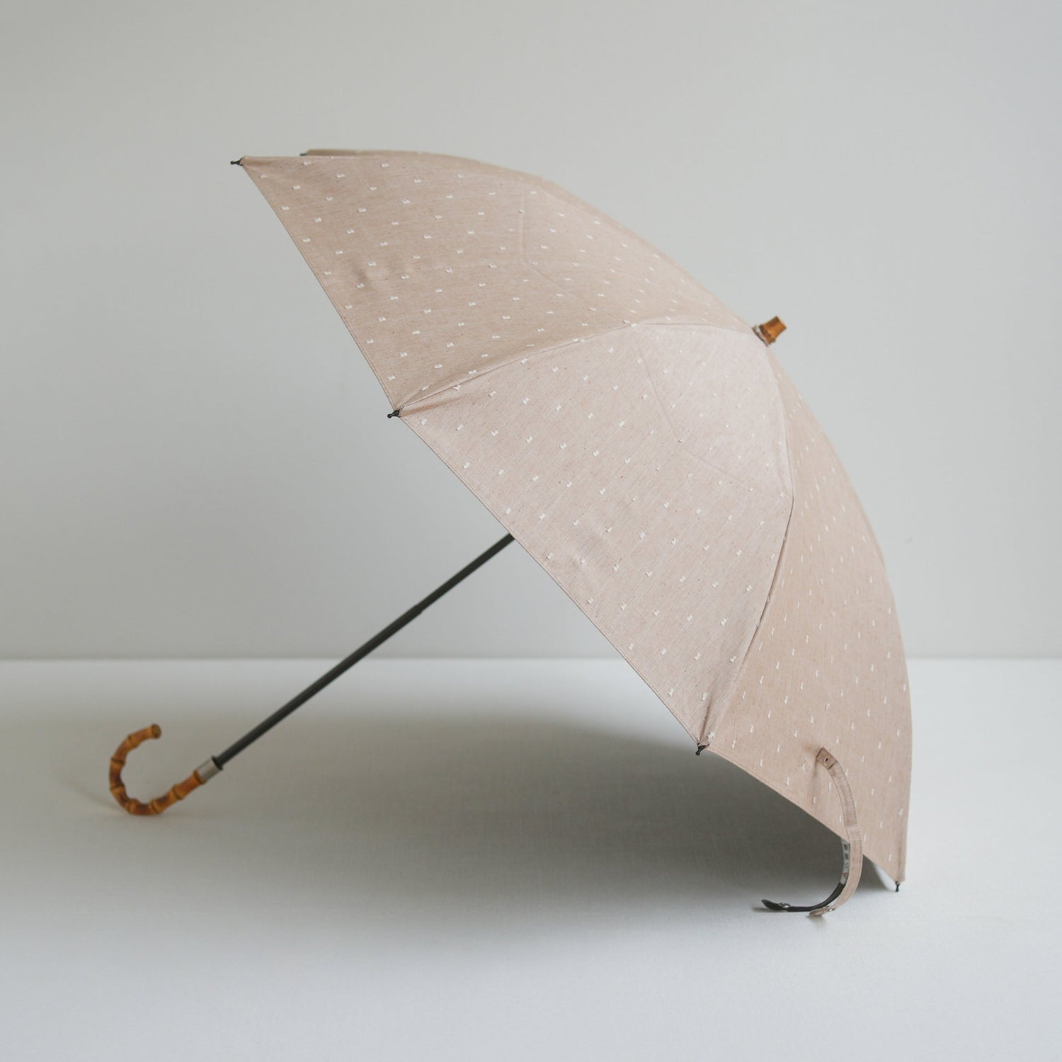 折りたたみ傘 レディース 晴雨兼用傘 遮光・遮熱 2段折り 小宮商店　Fringe Dot Shade　ベージュ(竹まがりタイプ)