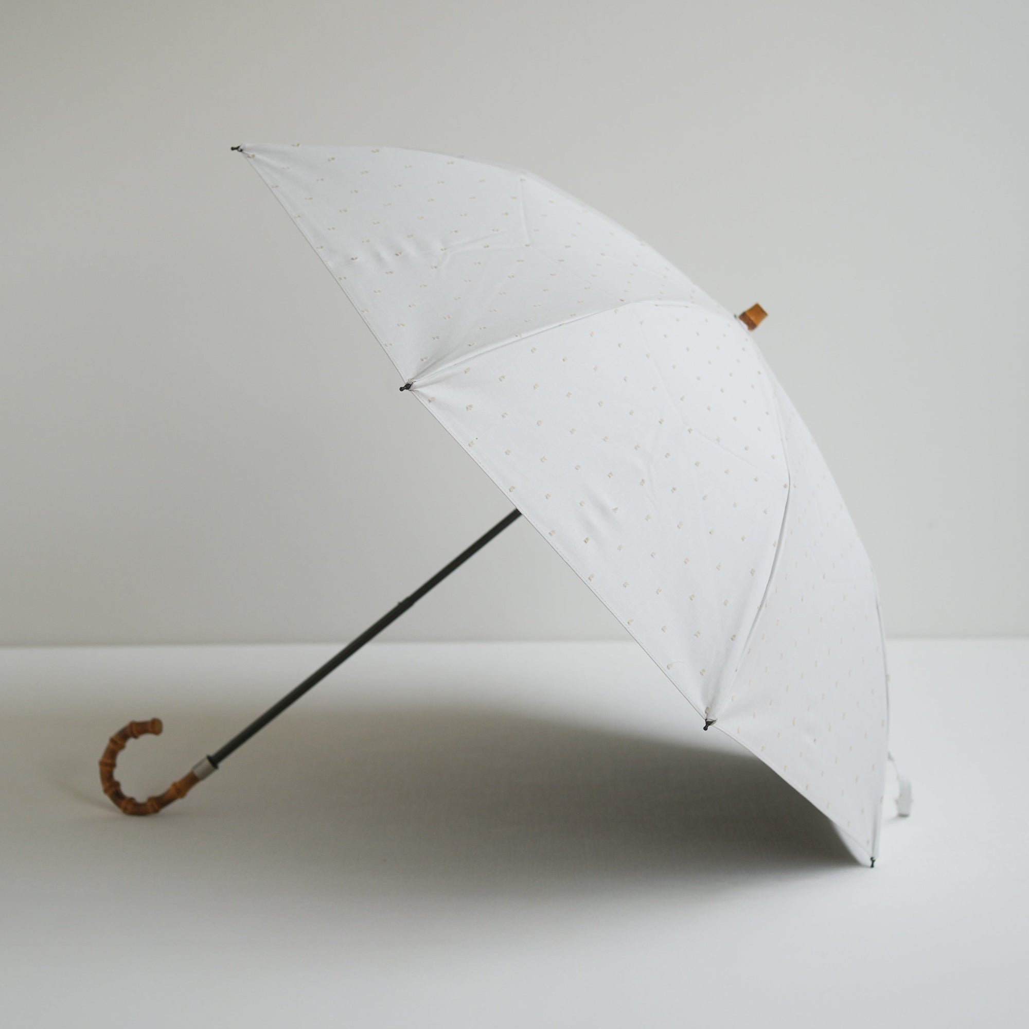 折りたたみ傘 レディース 晴雨兼用傘 遮光・遮熱 2段折り 小宮商店　Fringe Dot Shade　オフホワイト(竹まがりタイプ)