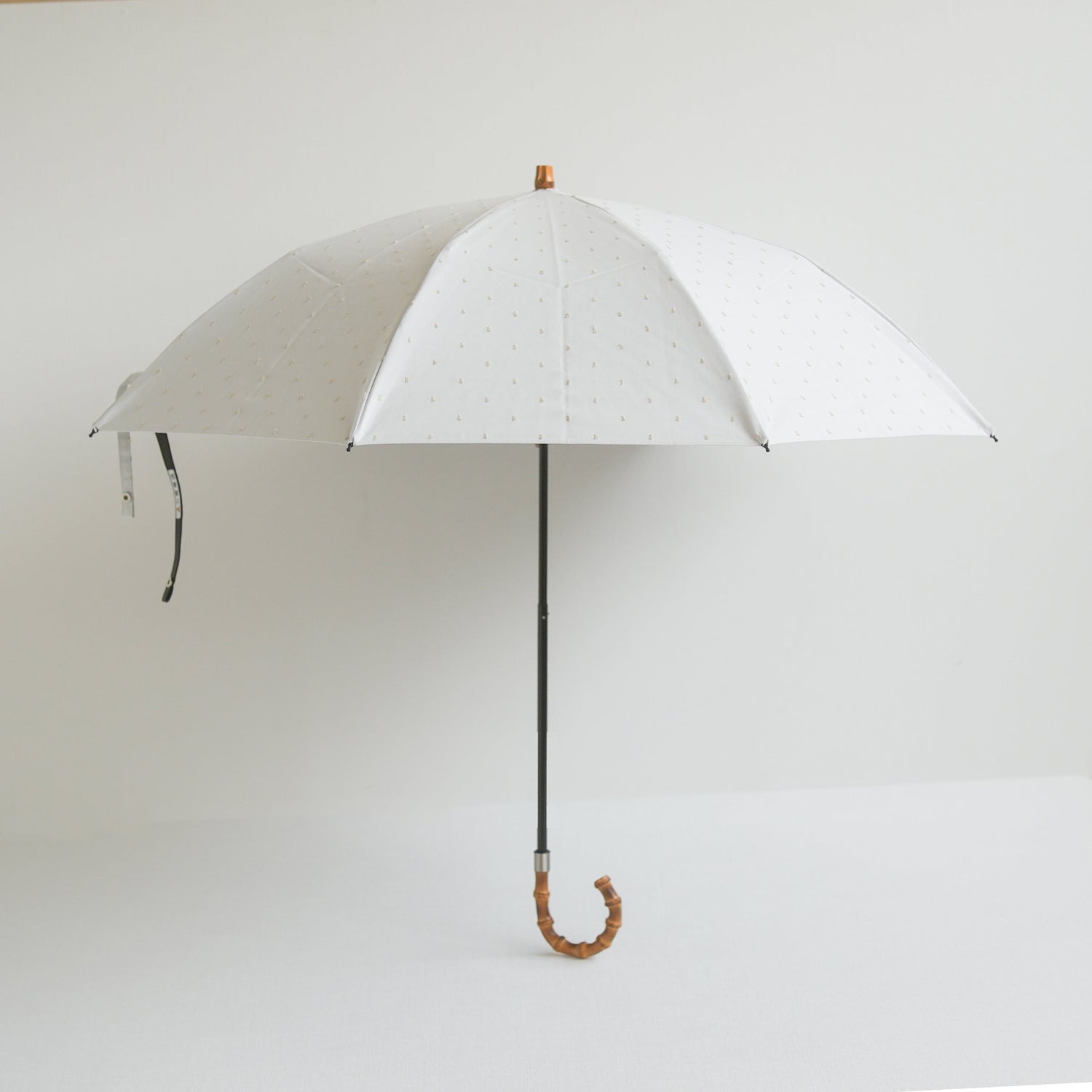 折りたたみ傘 レディース 晴雨兼用傘 遮光・遮熱 2段折り 小宮商店　Fringe Dot Shade　オフホワイト(竹まがりタイプ)