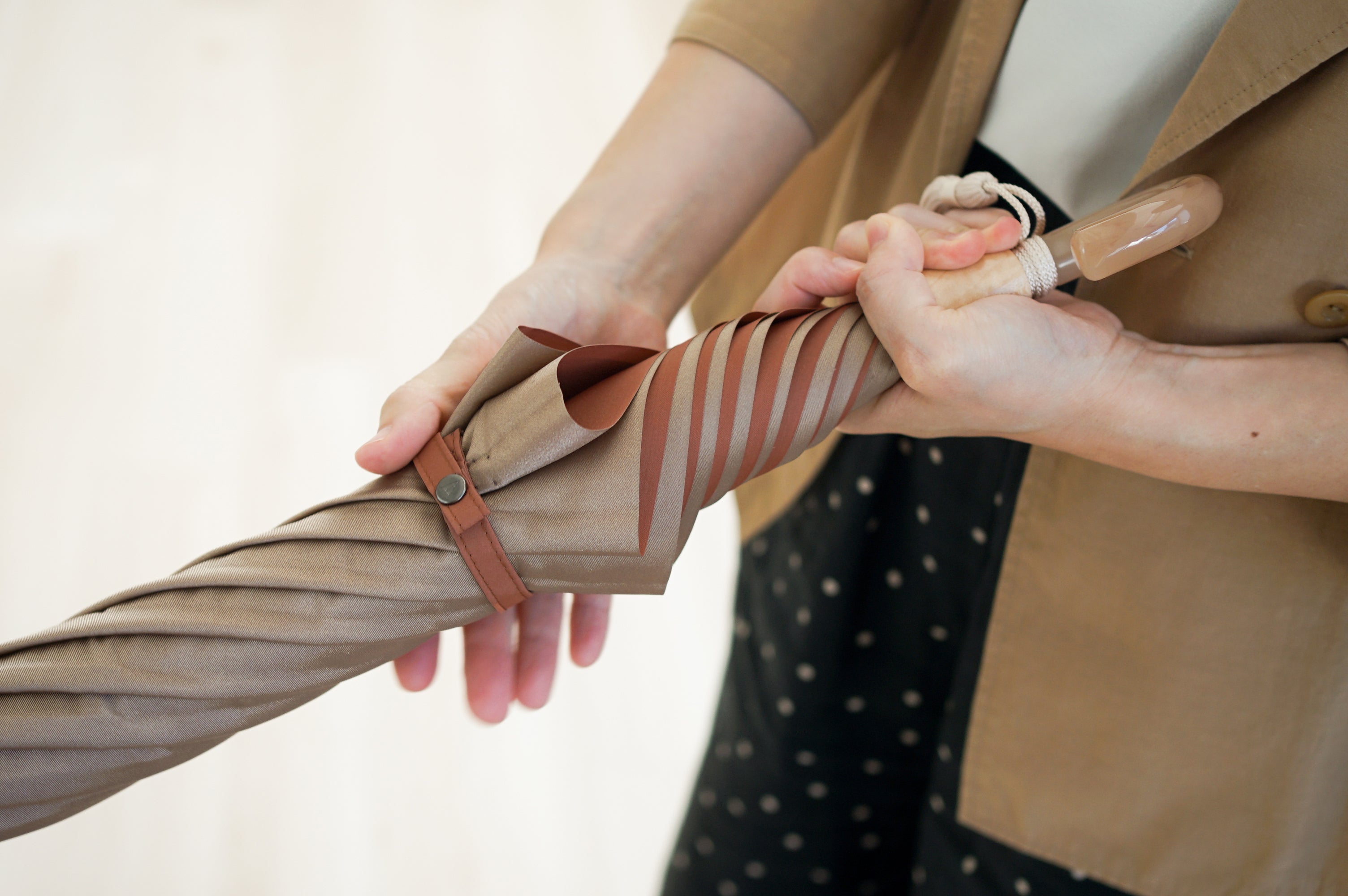 折りたたみ傘 レディース 雨傘 コーディネートしやすい2色のニュアンスカラー