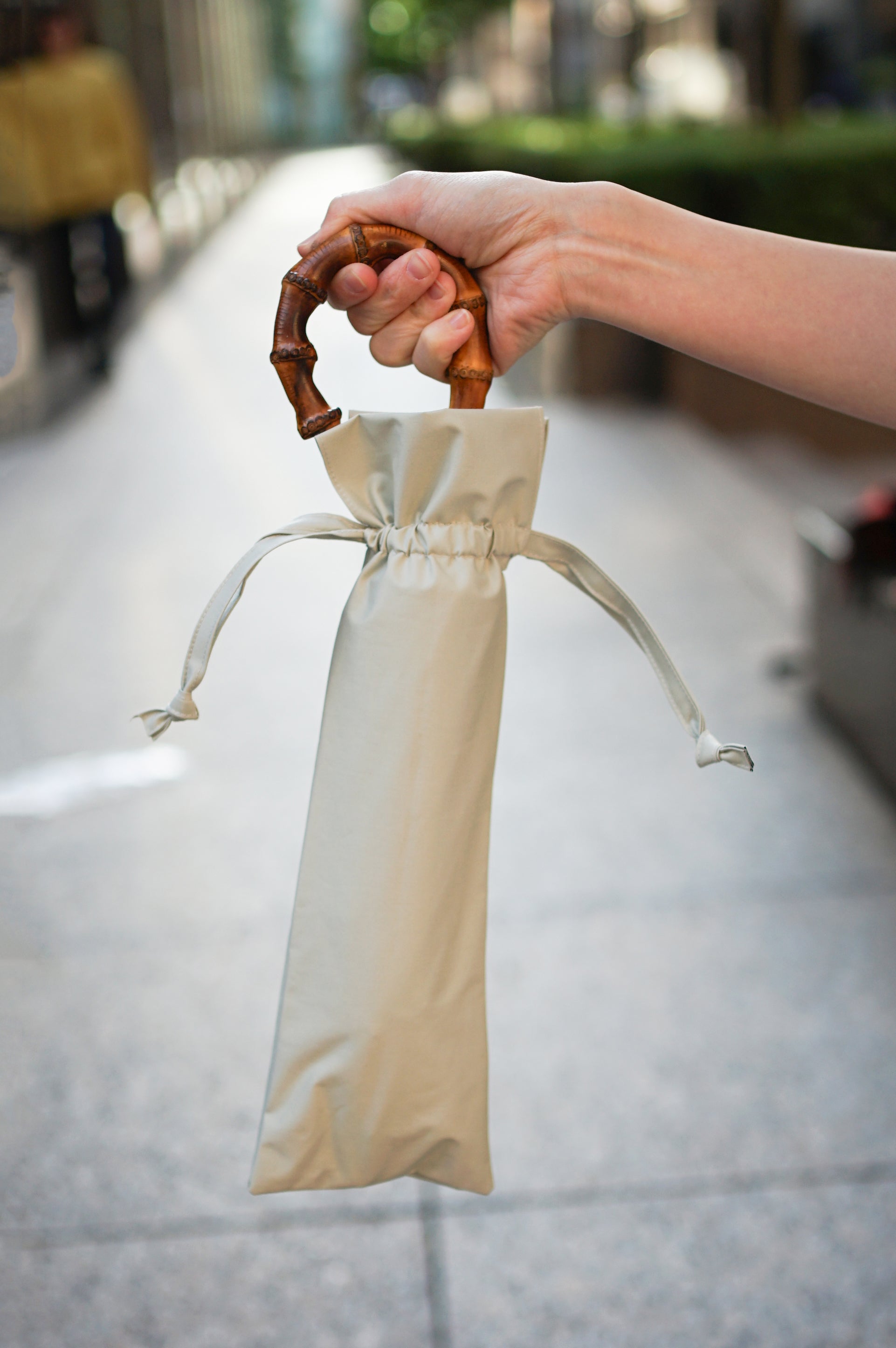 折りたたみ傘 レディース 日傘・晴雨兼用傘 軽量ですべりにくい、おしゃれな竹のハンドル