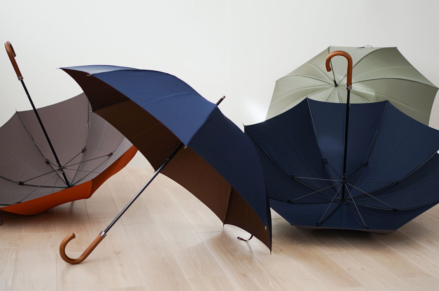 長傘 メンズ 雨傘 小幅の甲州織生地ならではの、2色の組み合わせ